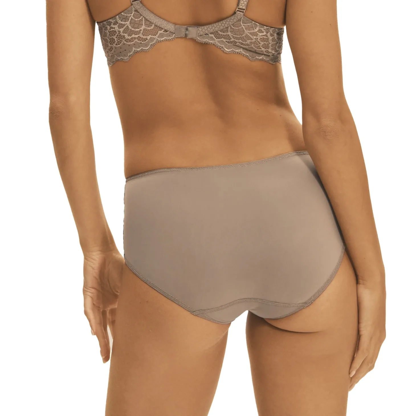 Simone Pérèle Caresse Control Brief